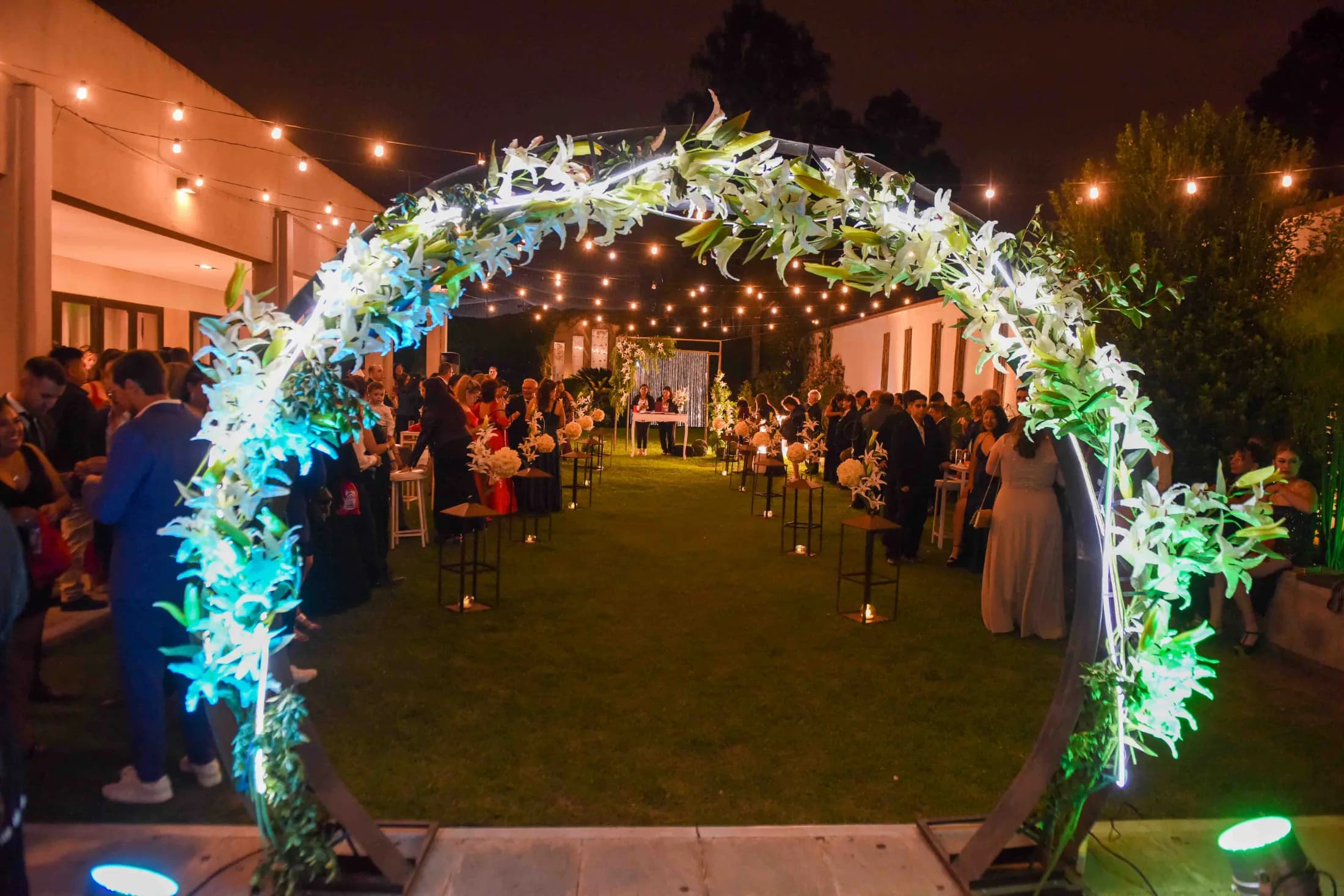Casamiento con ambientación elegante y flores