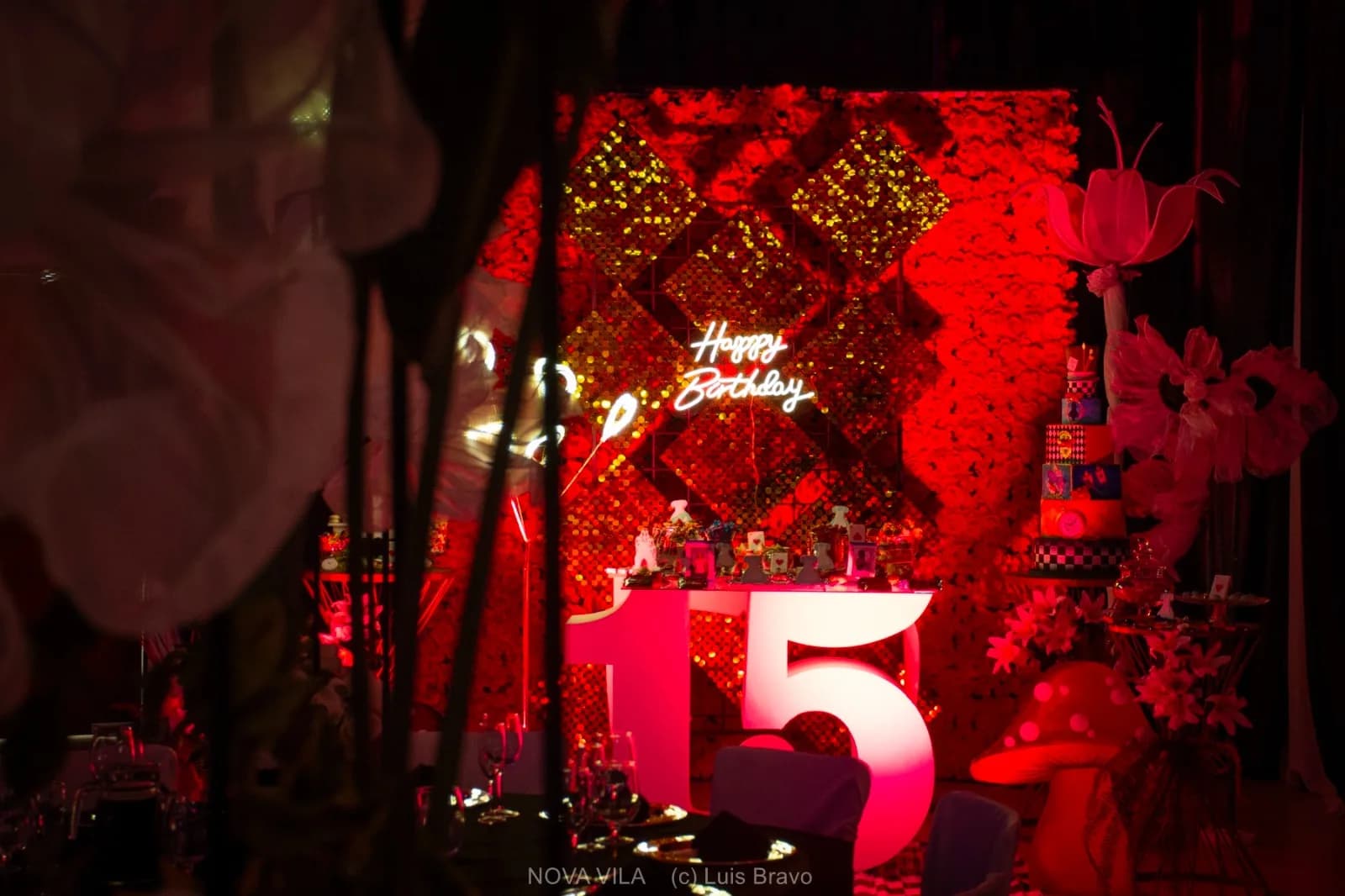 Salón amplio preparado para una celebración nocturna